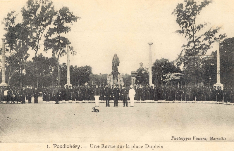 03-10 - Pondichery - place Dupleix - revue cipahis